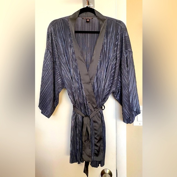 Victoria’s Secret Shimmery Pewter Color Robe Size XS - Picture 1 of 7